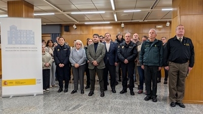 El delegado del Gobierno preside el minuto de silencio junto al subdelegado en A Coruña y personal de la Delegación y las fuerzas y cuerpos de seguridad del Estado.