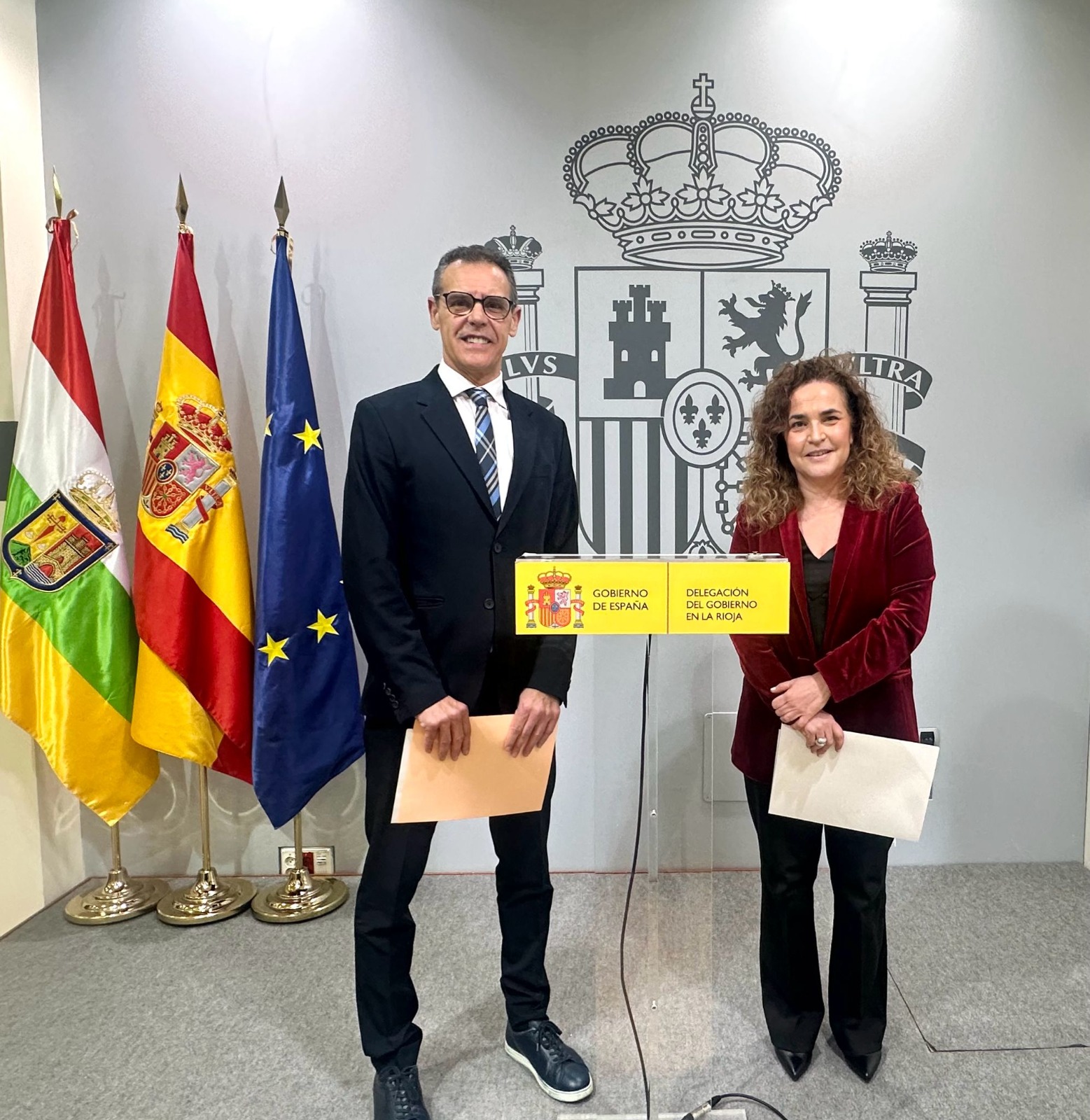 La delegada del Gobierno, Beatriz Arraiz, y el director del Área de Alta Inspección en Educación en la Rioja, Félix Alonso Ibergallartu, en la presentación de la Memoria