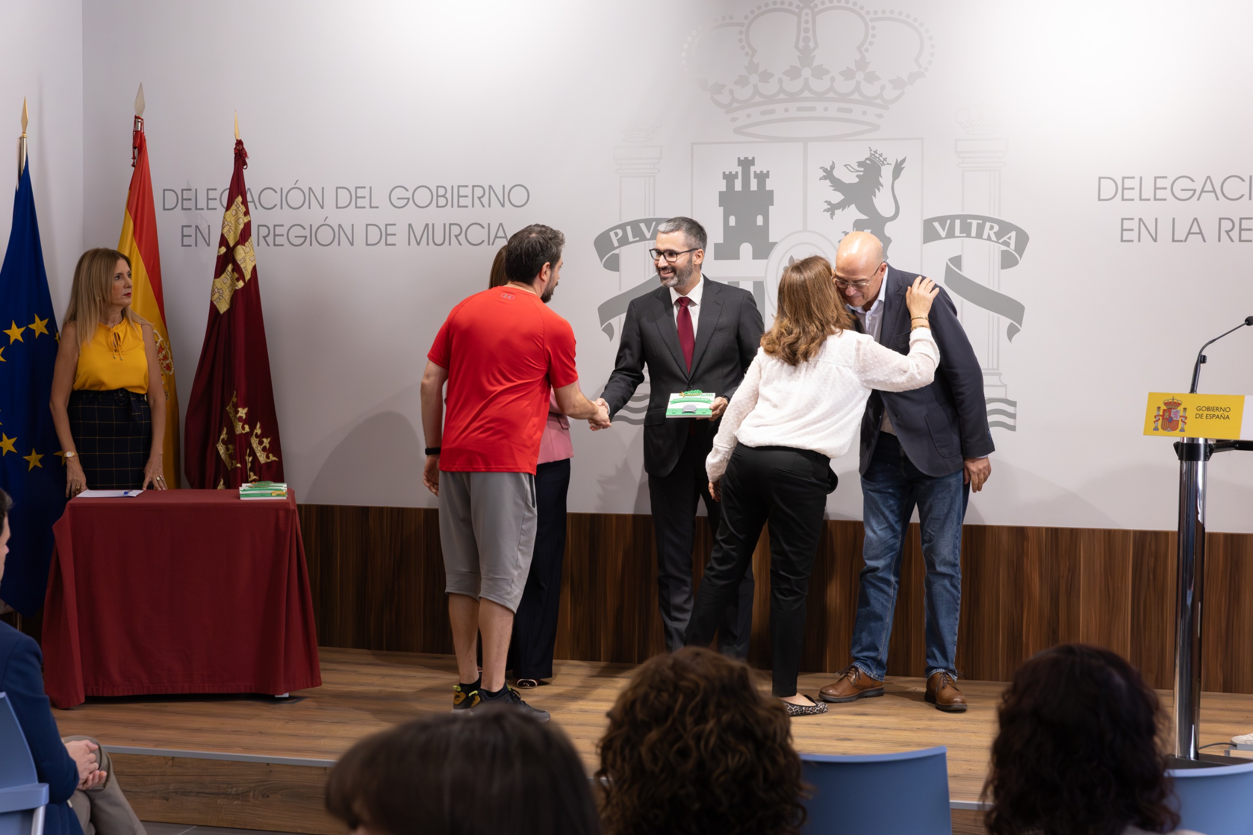 Foto de grupo con los representantes de los centros reconocidos