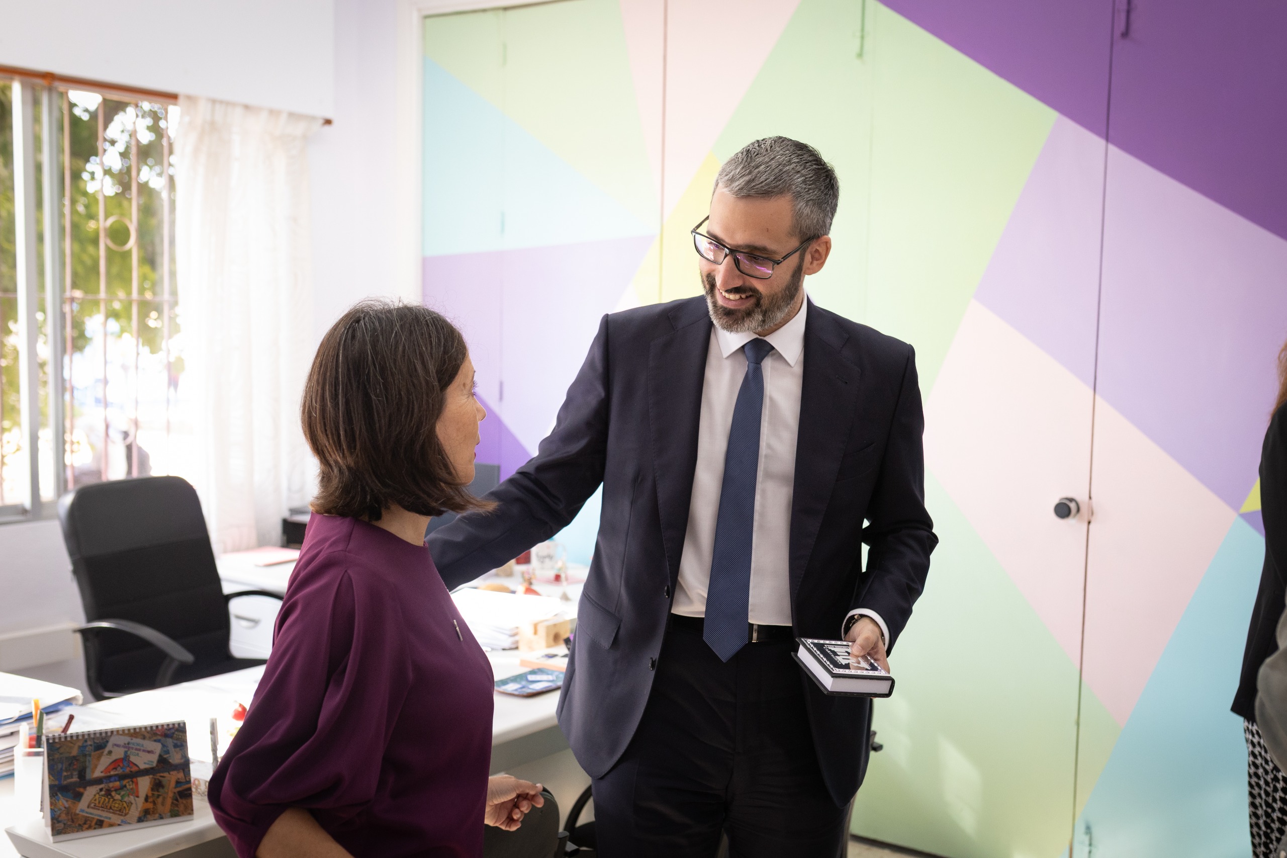 Lucas saluda a la directora del centro