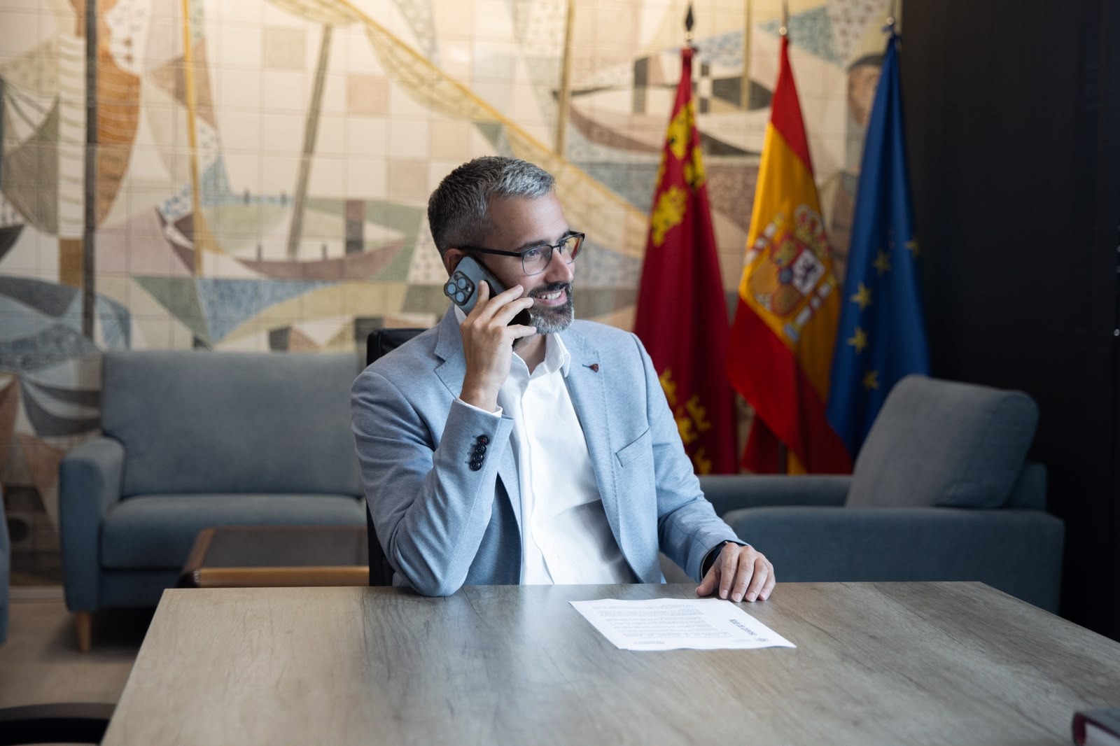 Lucas comunica la noticia a la alcaldesa de Jumilla
