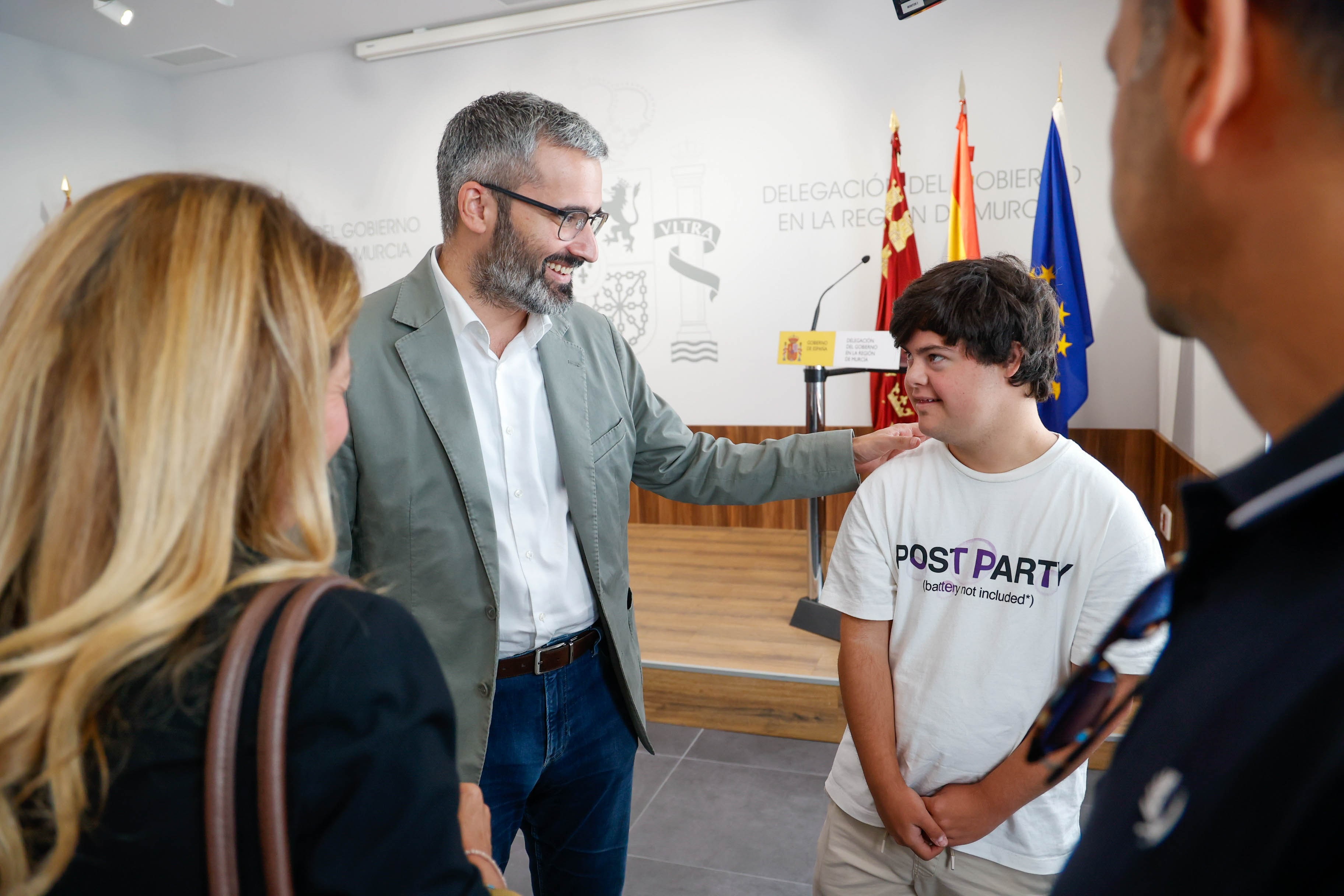 El delegado del Gobierno, junto al estudiante afectado
