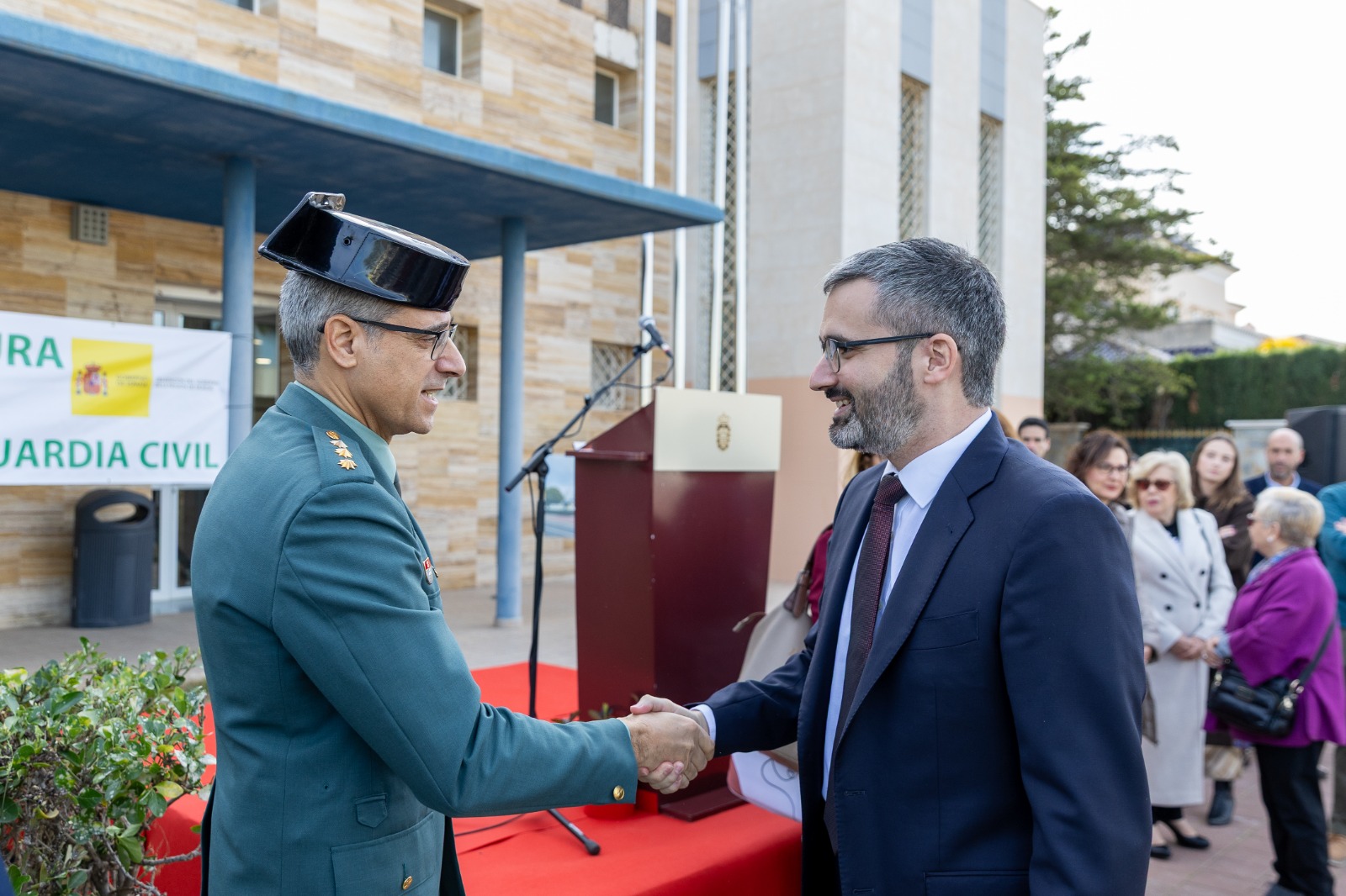 Lucas saluda al Coronel