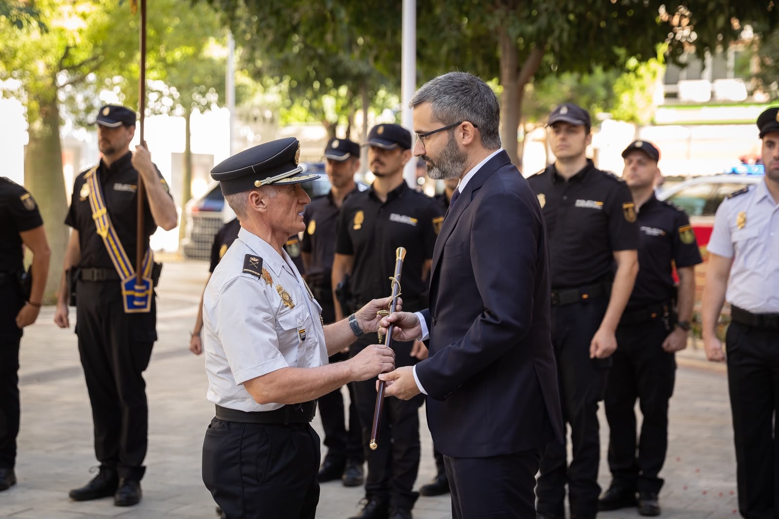 El delegado recibe el bastón de mando al inicio del acto