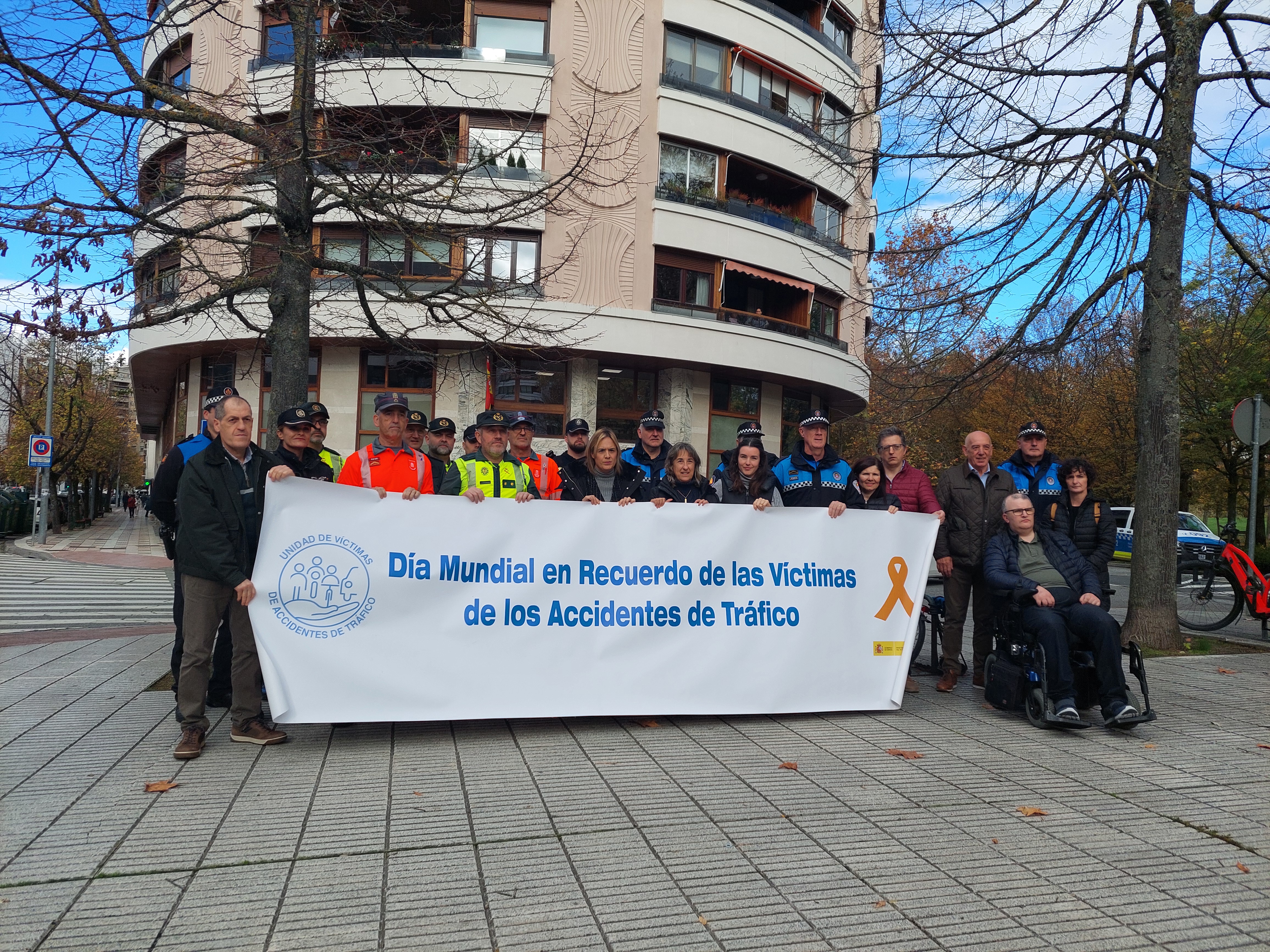 Concentración en el exterior de la jefatura provincial de Tráfico en recuerdo de las víctimas de accidentes de tráfico