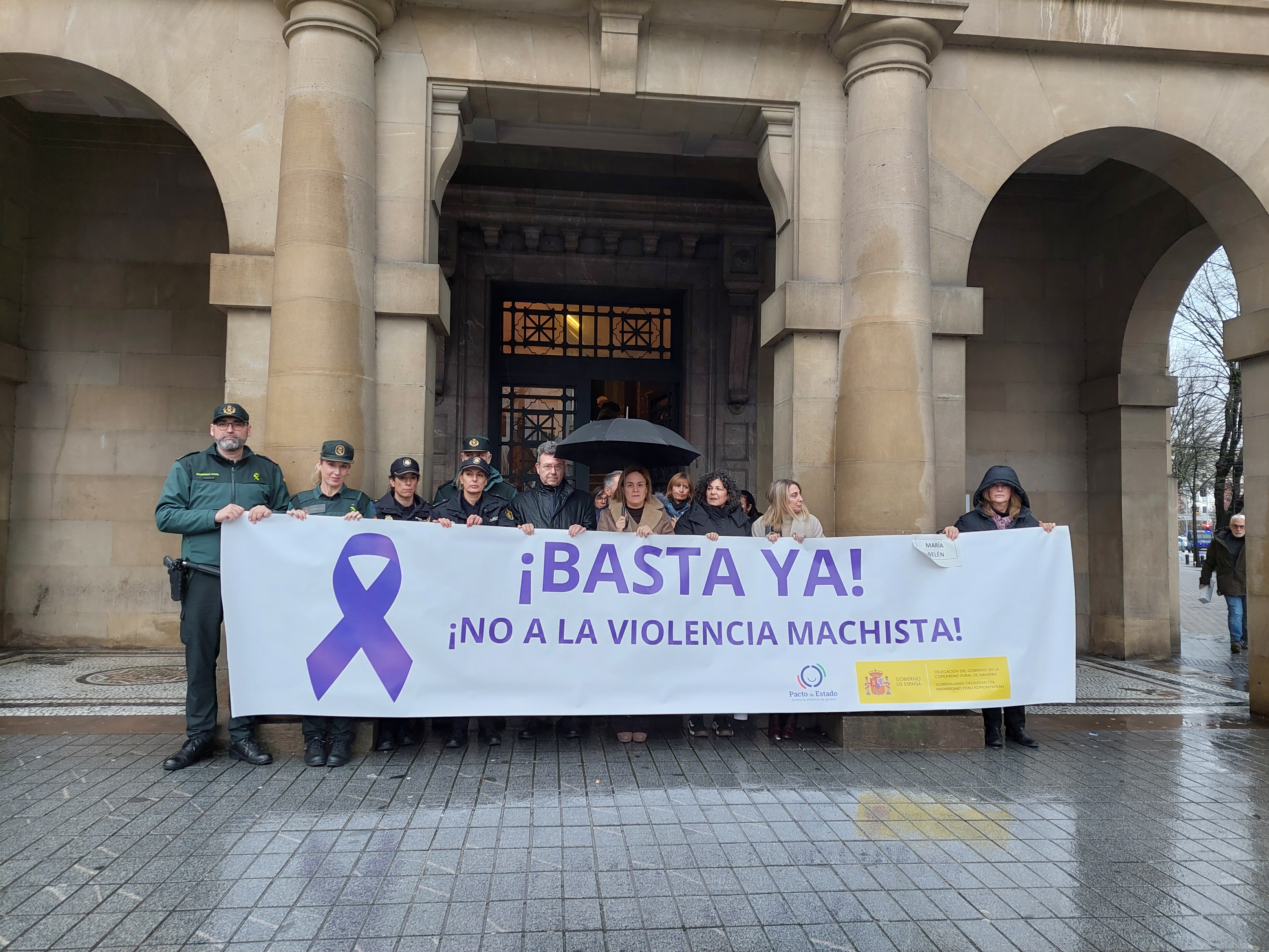 Minuto de silencio en el exterior de la delegación del gobierno