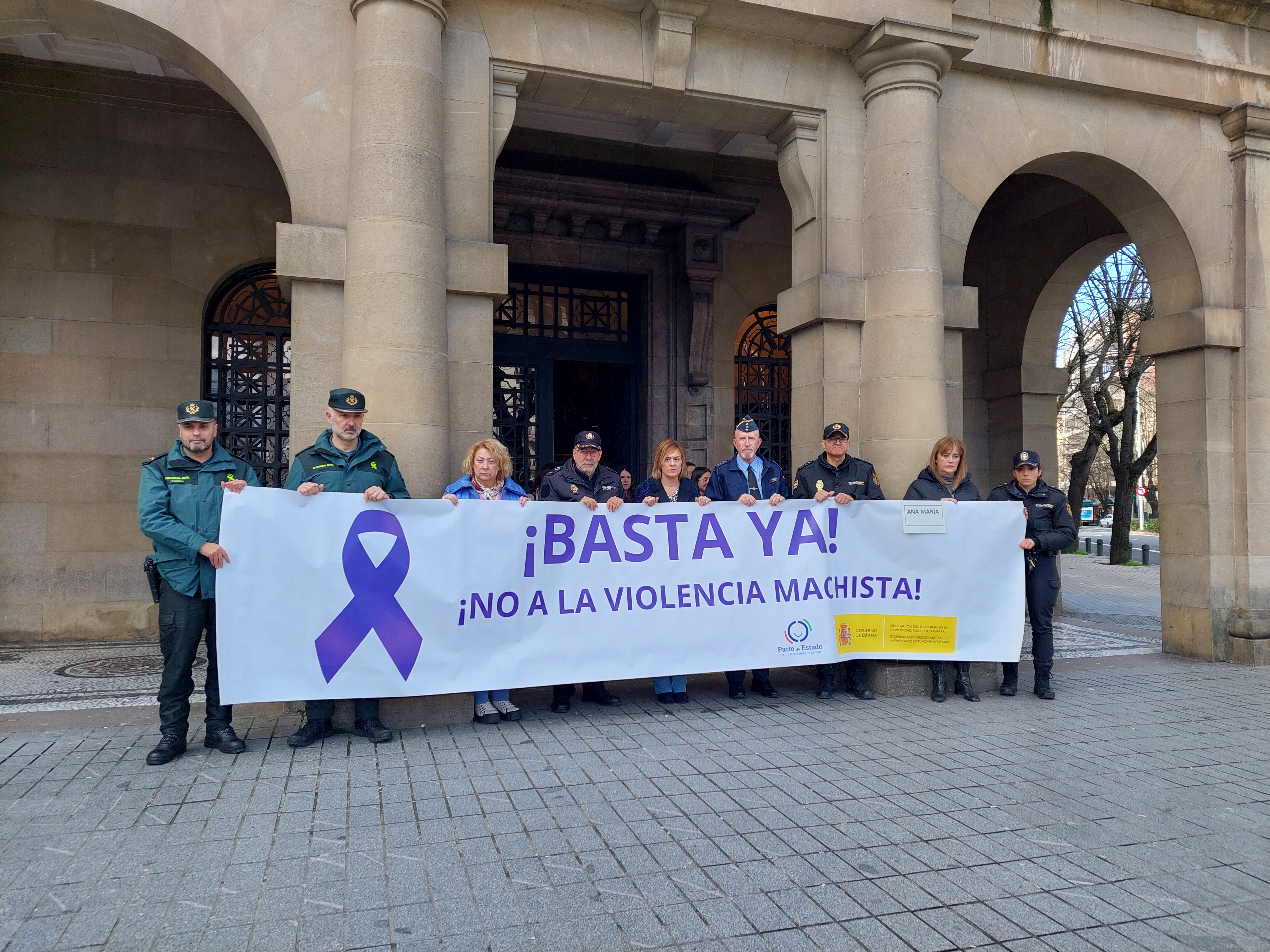 Minuto de silencio en el exterior de la delegación del gobierno