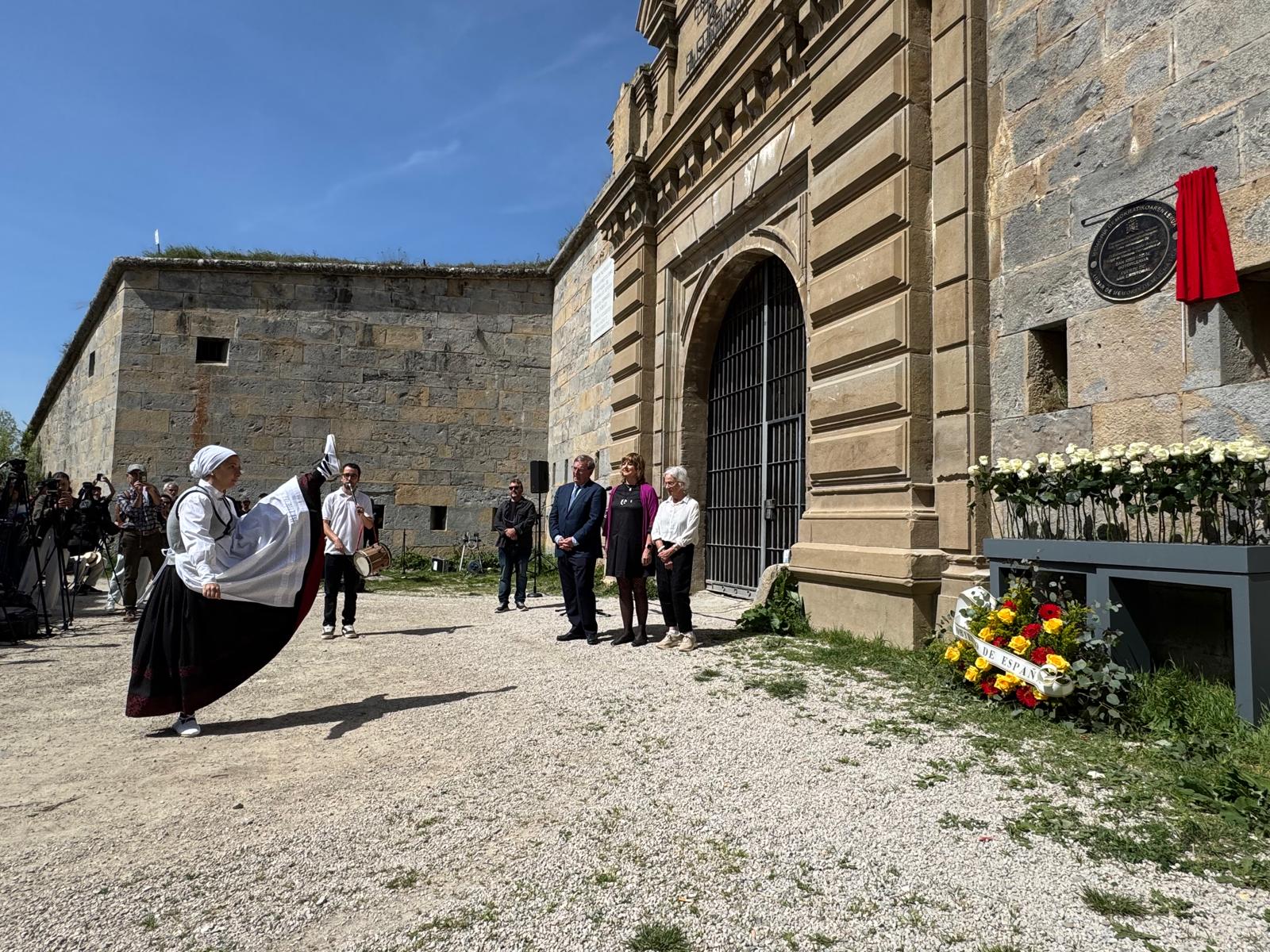 Colocación placa en el Fuerte de San Cristóbal