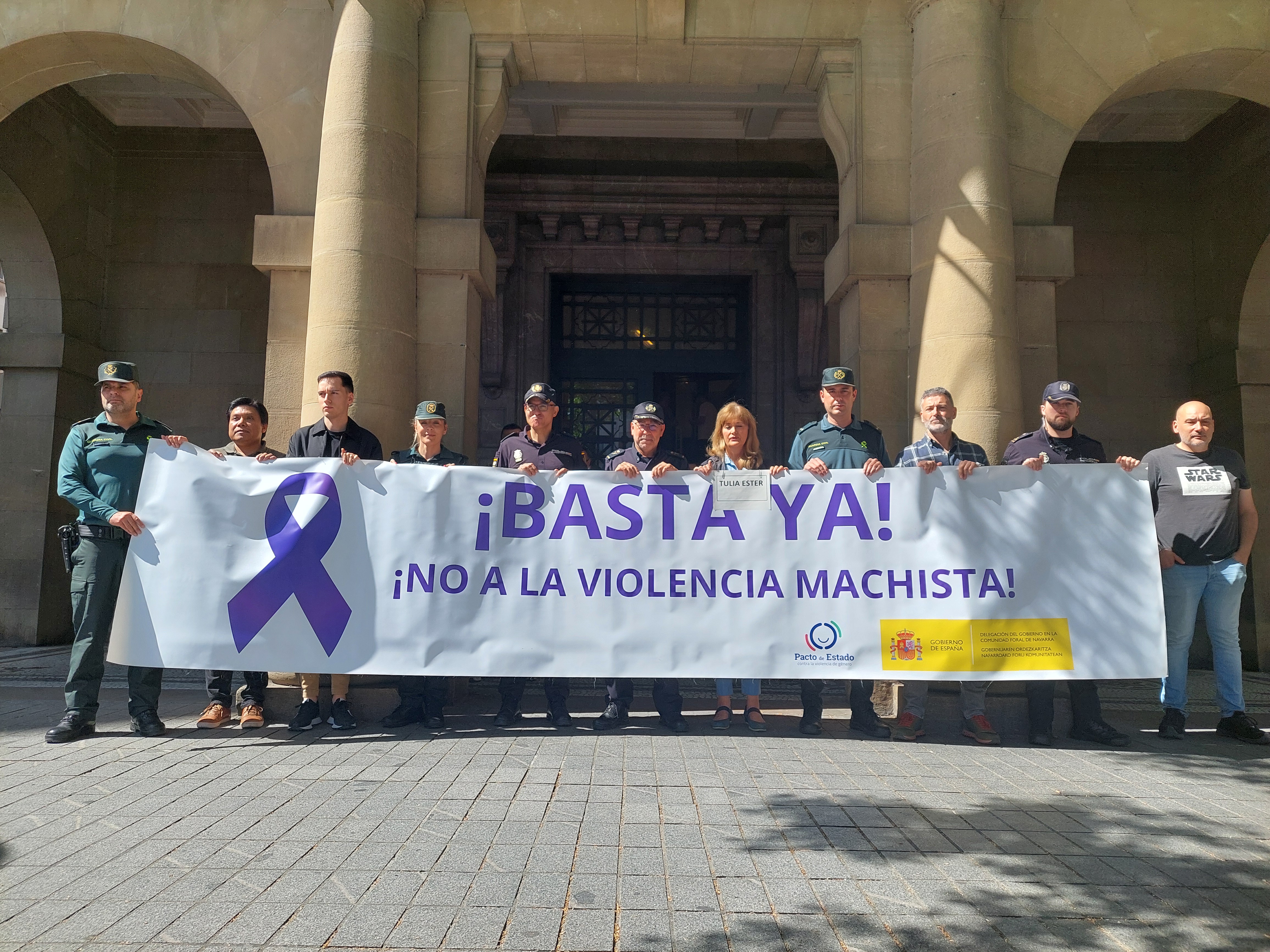 Minuto de silencio en el exterior de la Delegación del Gobierno