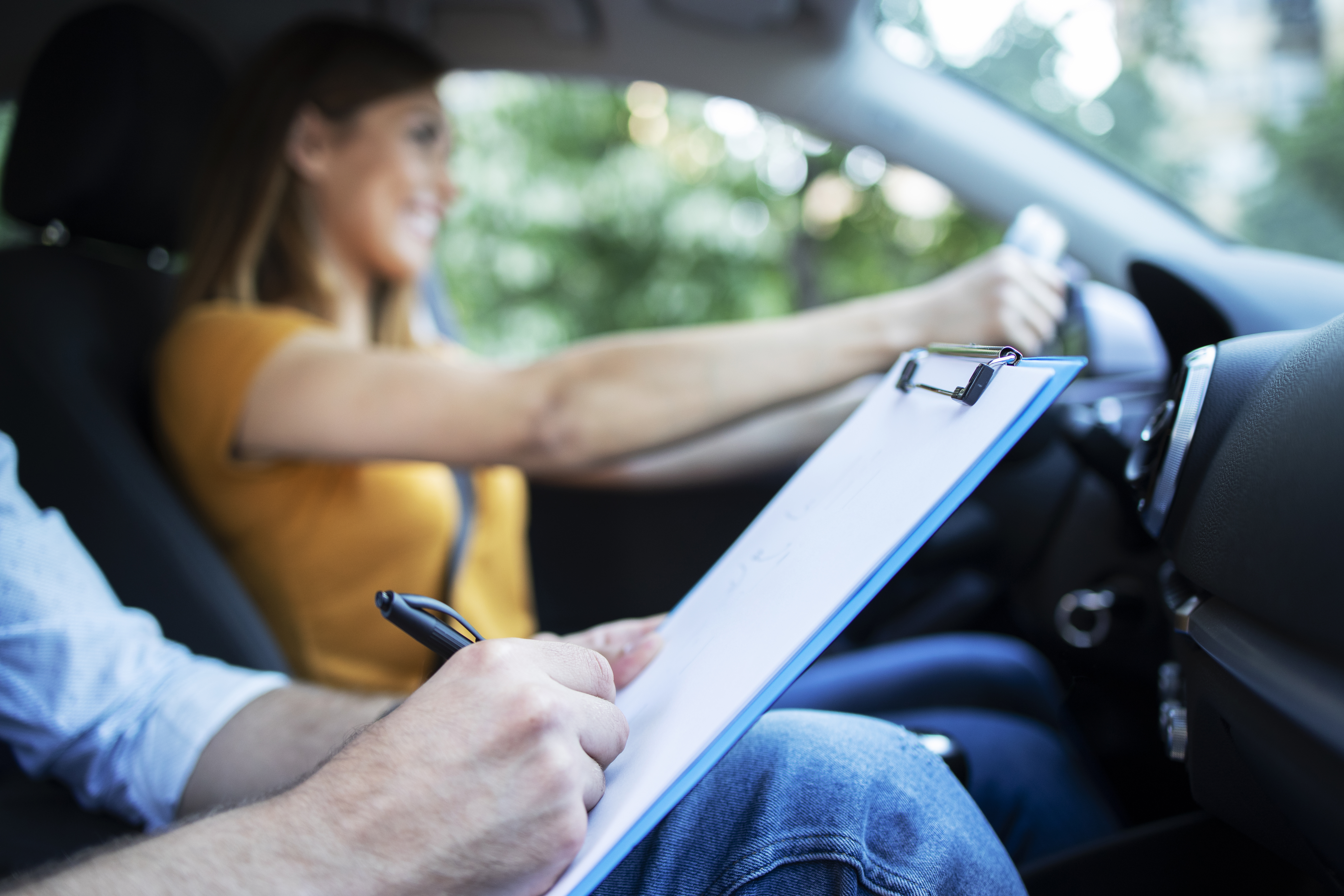 Persona recibiendo clases de conducir en un coche
