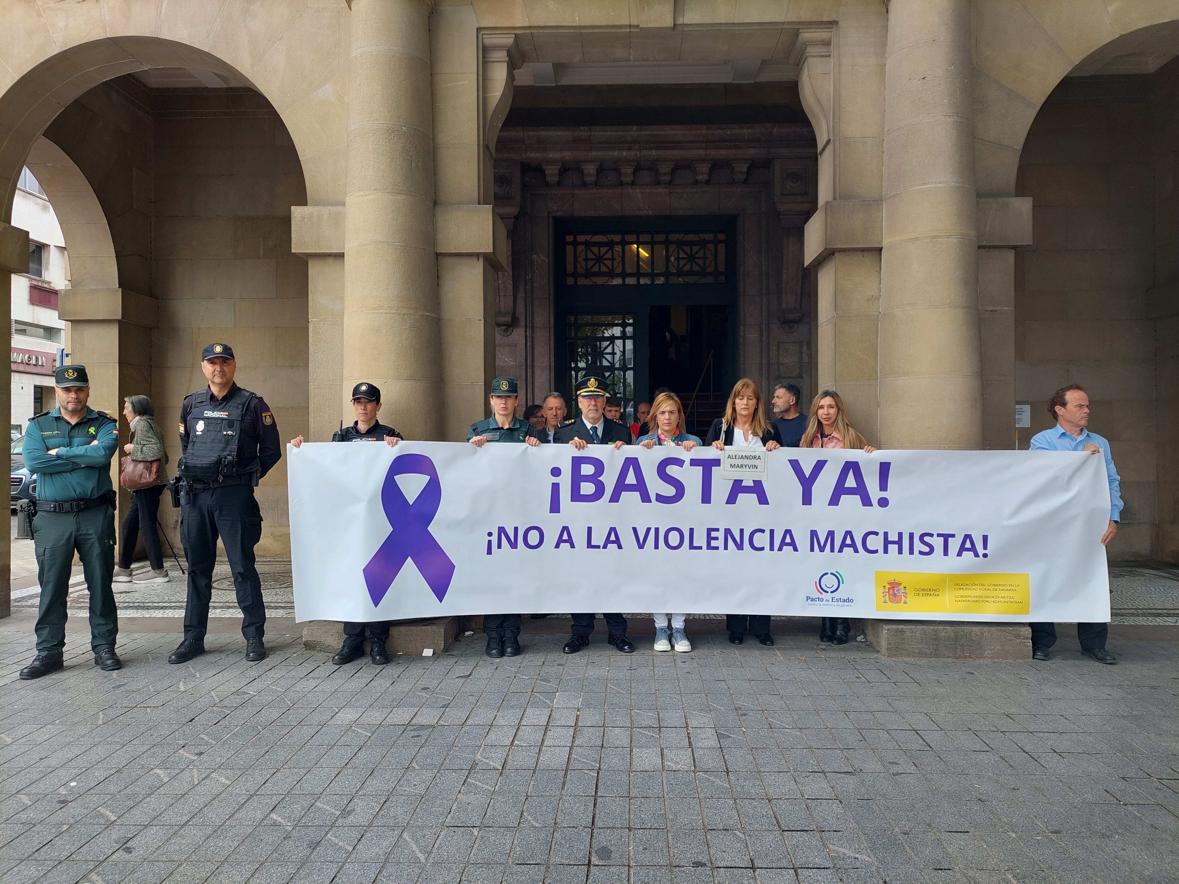 Minuto de silencio en el exterior de la Delegación del Gobierno