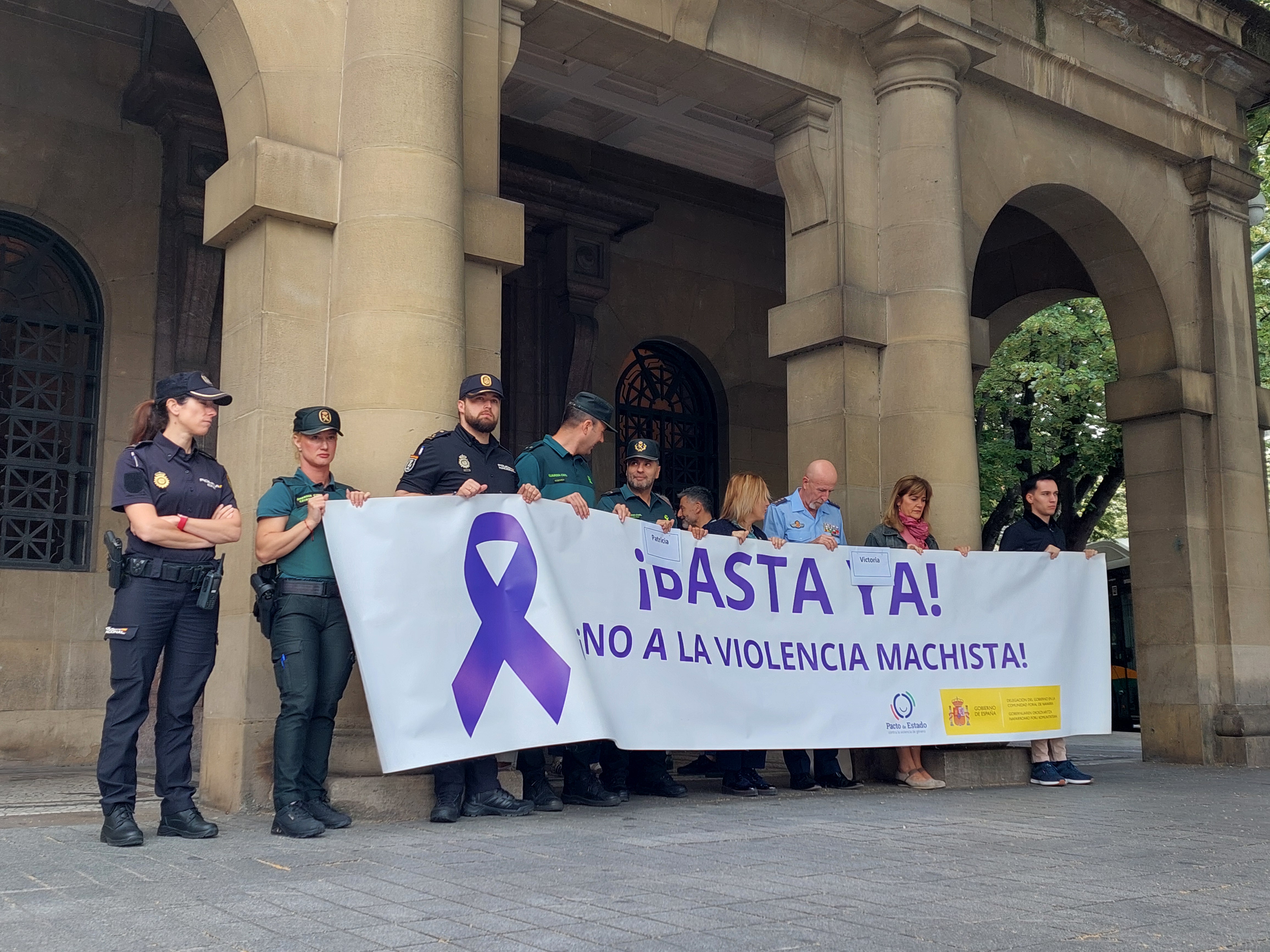 Minuto de silencio en el exterior de la Delegación del Gobierno