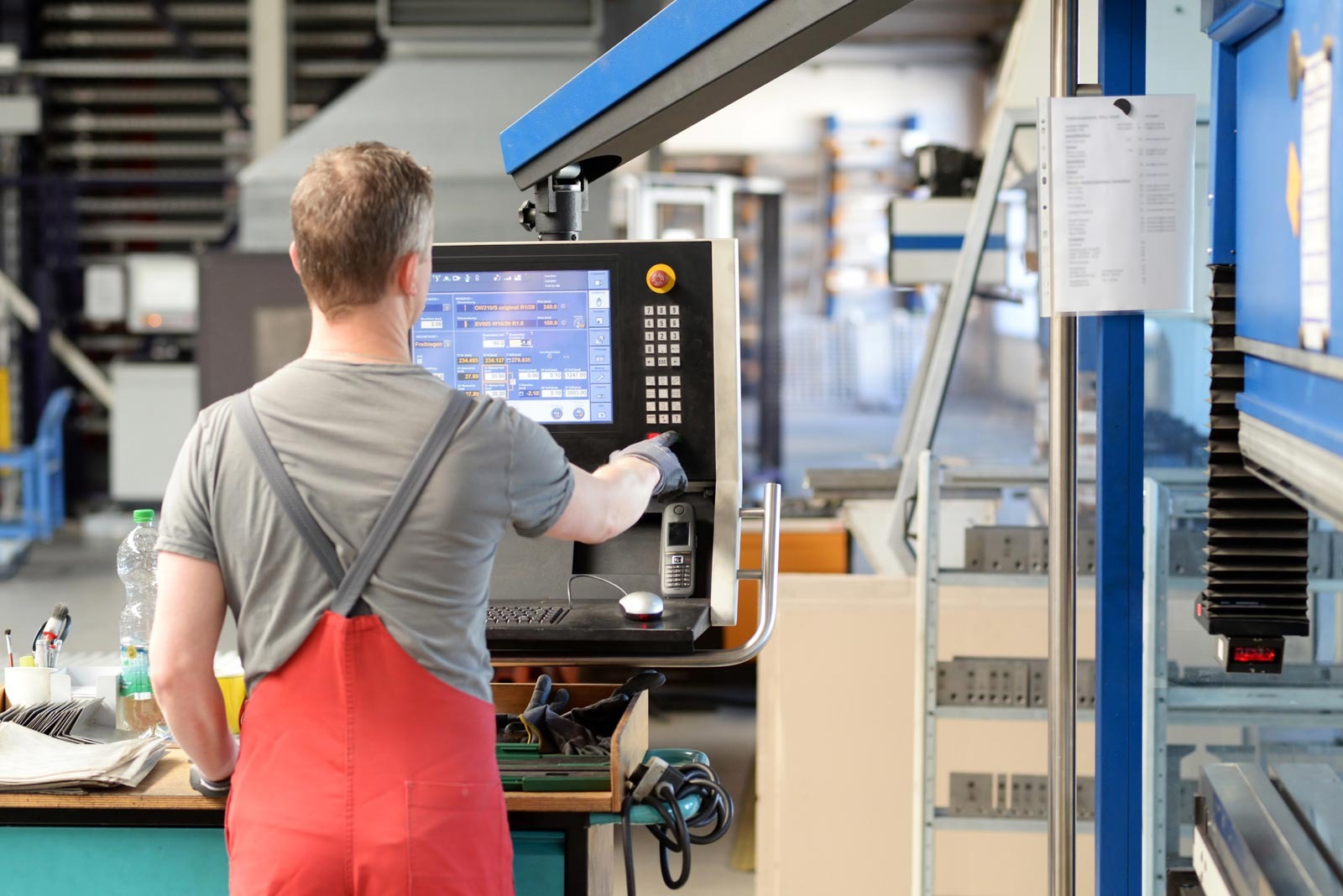Persona manejando una máquina en una empresa