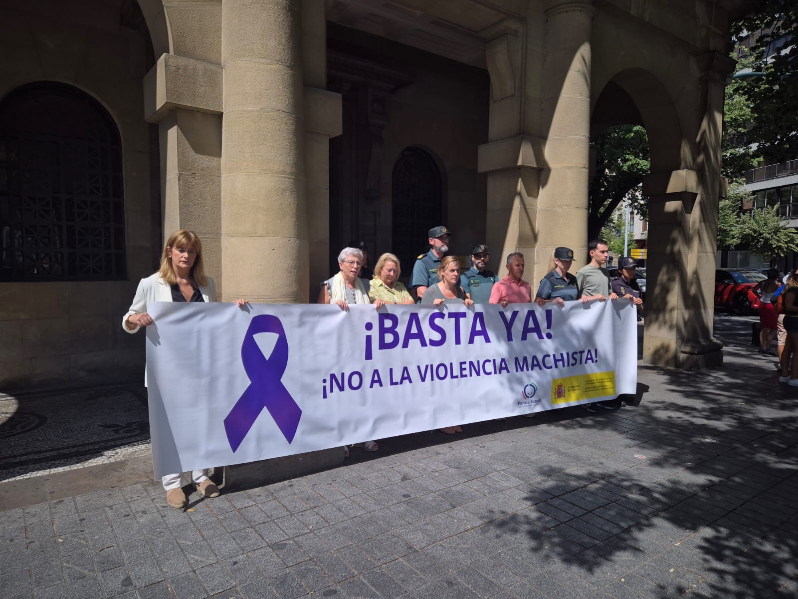 Minuto de silencio en el exterior de la Delegación del Gobierno