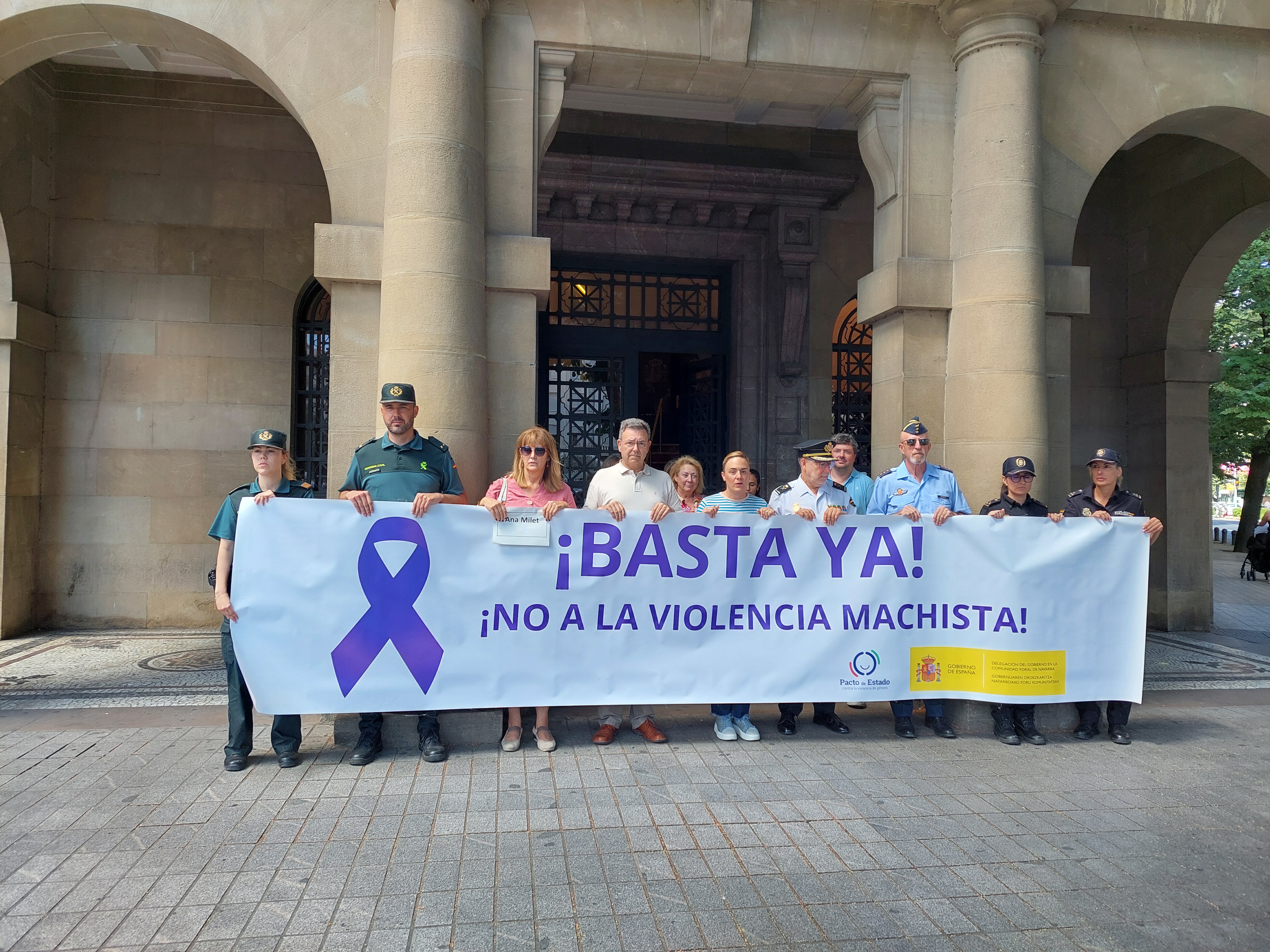 Minuto de silencio en el exterior de la Delegación del Gobierno