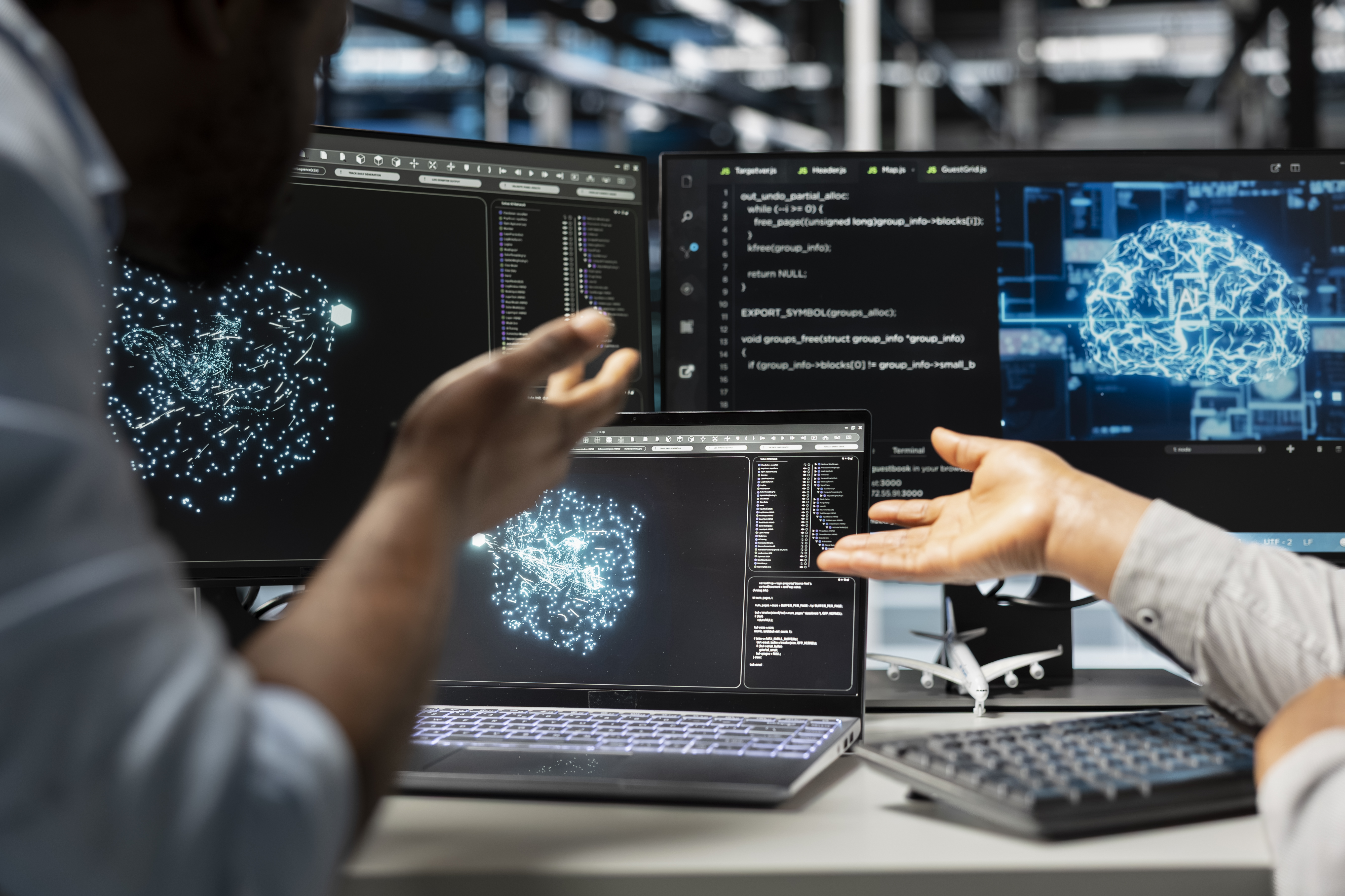 Personas trabajando con ordenadores