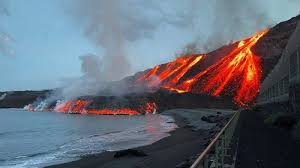 Lava llegando al mar Lava llegando al mar