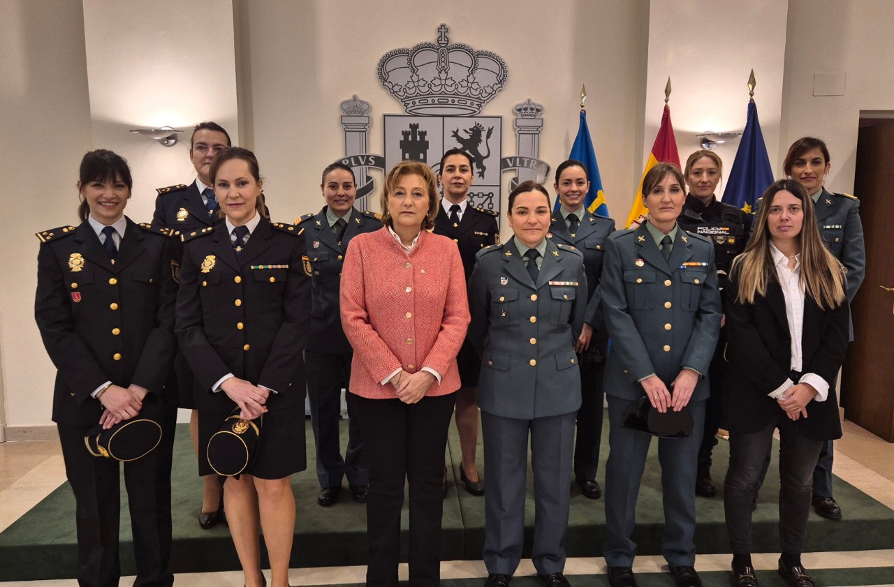 The Government delegate receives women from the State Security Forces and Corps