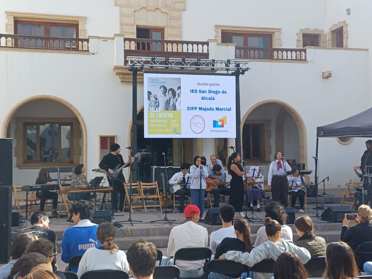 Moment of a performance in front of the Island Directorate in Fuerteventura