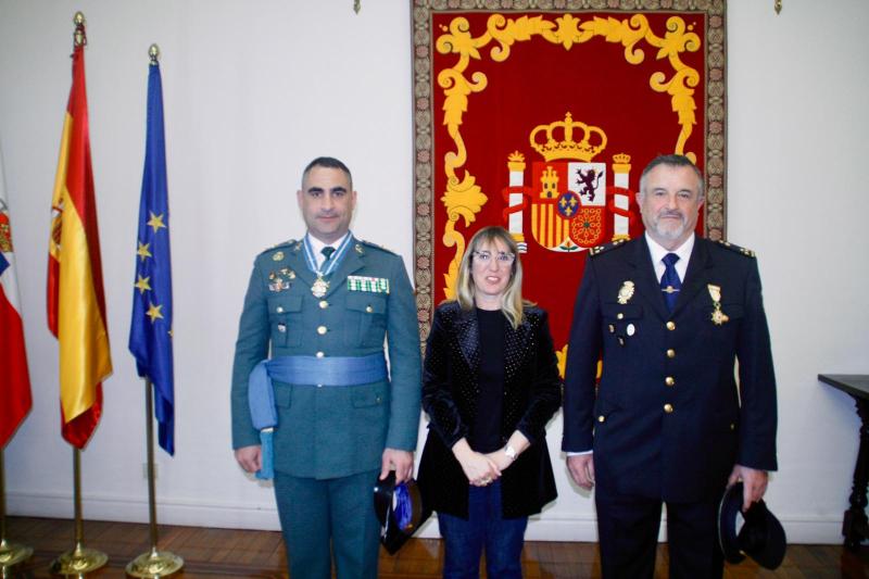 Gómez de Diego awards decorations to Inspector Gómez Termis and Lieutenant Colonel Marcos Sánchez for their professionalism and contribution to the service of society