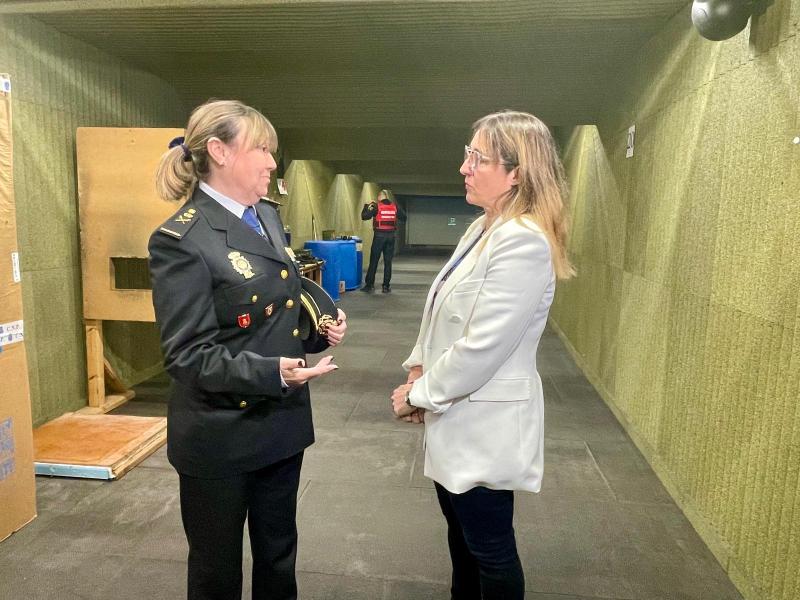 The Delegate of the Government in Cantabria visits the virtual shooting gallery in the Superior Police Headquarters of Cantabria for the training of its agents