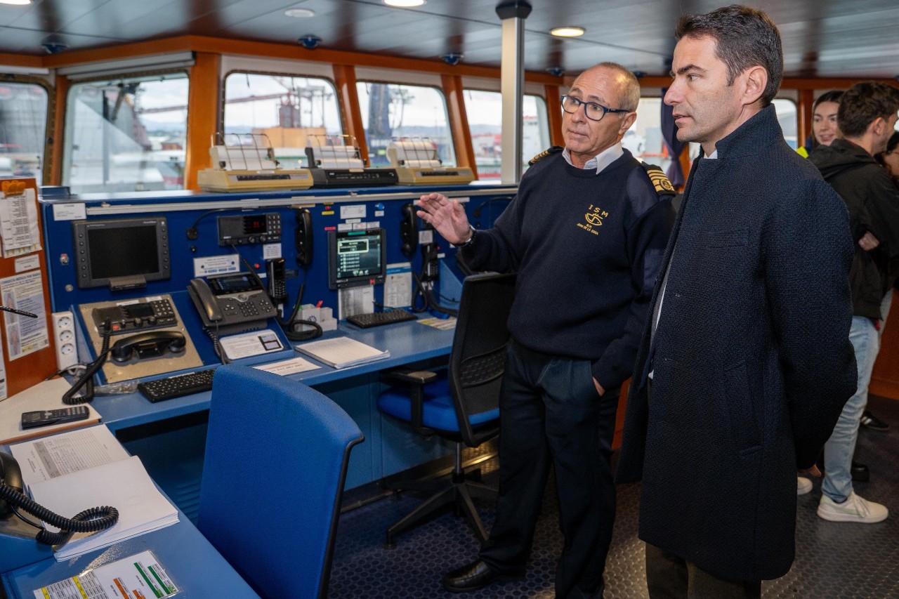 The Government Delegate in Cantabria on the boat