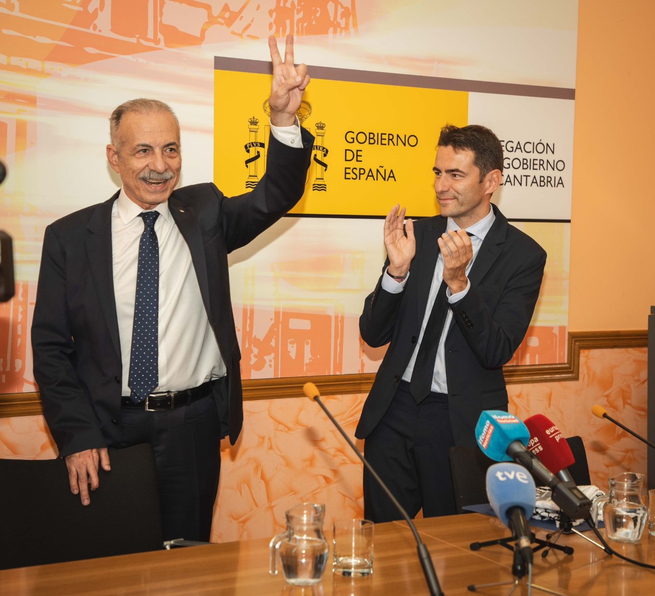 The Palestinian ambassador and the government delegate in Cantabria