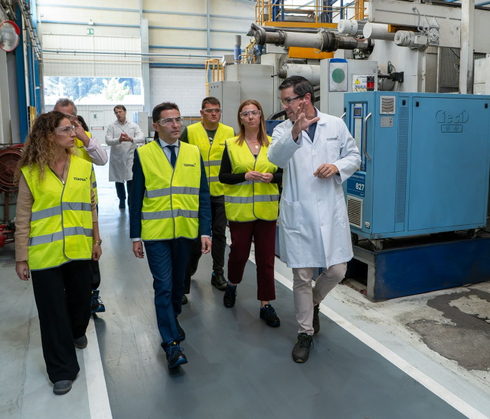 Pedro Casares at a time of the visit within the company