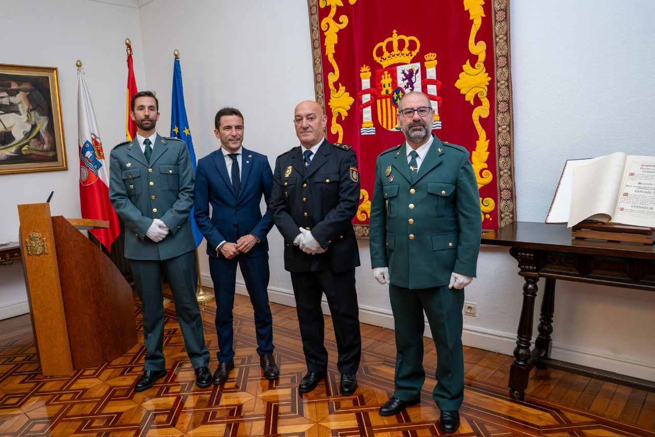 The Government Delegate in Cantabria the people who have received the medals.