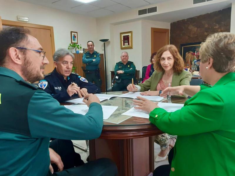 The Deputy Delegate of the Government and the Mayor of Almadén sign the protocol of the VioGén system