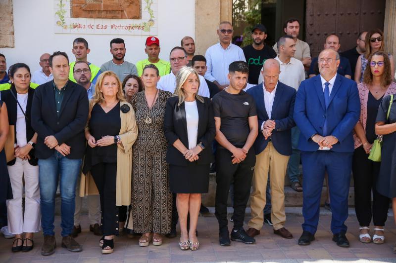 Milagros Tolón attends the minute of silence of Las Pedroñeras and assures that the Government of Spain “will not cease in the fight against male violence”