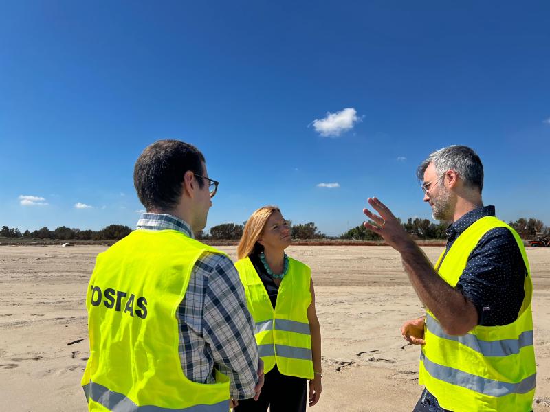 The delegate visits the restoration works of the beaches of the south of Valencia in which one third of the planned sand has already been poured