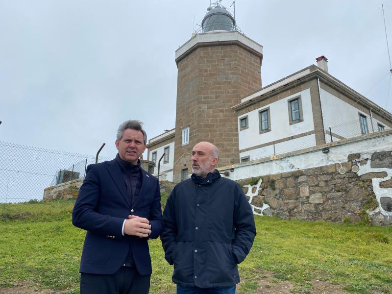 José Miñones transfers to the Mayor of Fisterra the support of the Government to promote the project that will transform his Faro into a center of interpretation and visitors of the Costa da Morte