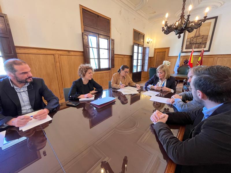 The Deputy Delegate of the Government in Pontevedra met with the Mayor of Redonda to discuss the issues of the works of the Replacement of the road affected by the expansion of the AP-9, and the project of construction of acoustic screens in Chapela (Redonda), with a total investment of 11.2 M €