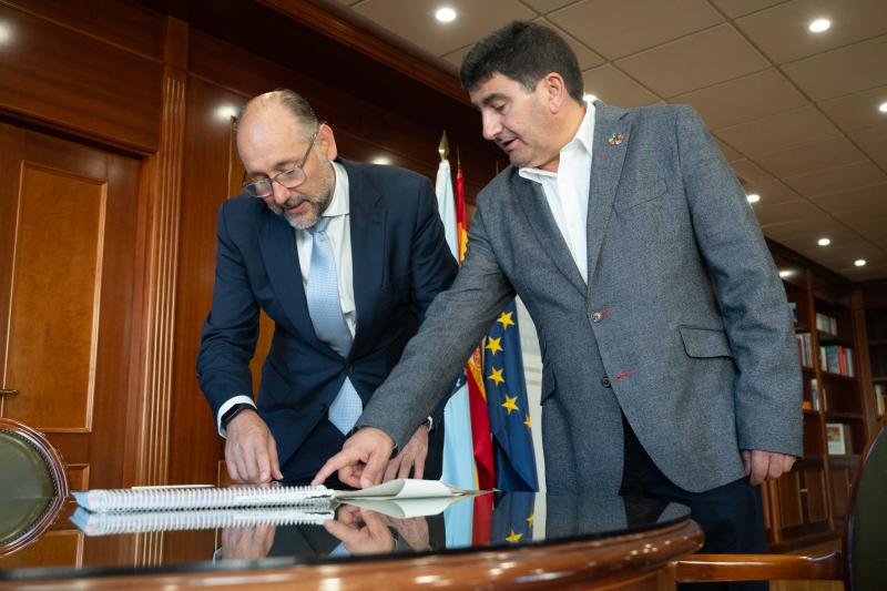Pedro Blanco supervises the Costas projects in the province of A Coruña that mobilize 60 million euros for coastal regeneration actions