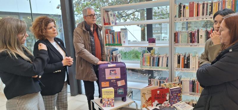 María Rivas approaches the Carballo Municipal Library to encourage the reading of feminist texts to advance equality