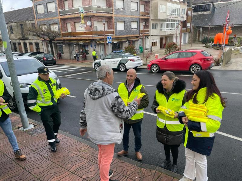 Isabel Rodríguez recalls in Antas de Ulla the importance of visibility on the road with the distribution of 200 reflective vests to pedestrians and drivers