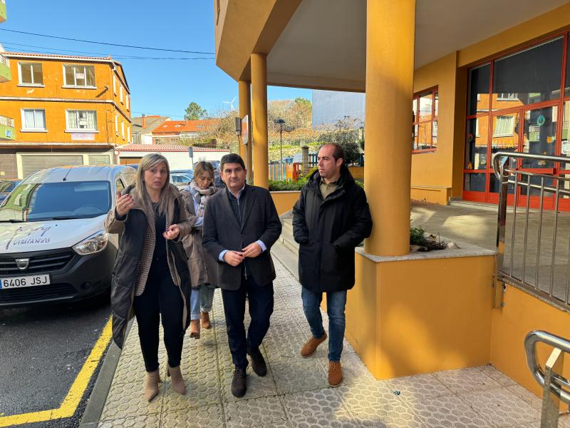 Pedro Blanco visits the Concello de Vimianzo where he shows his interest in the projects in which the municipality works