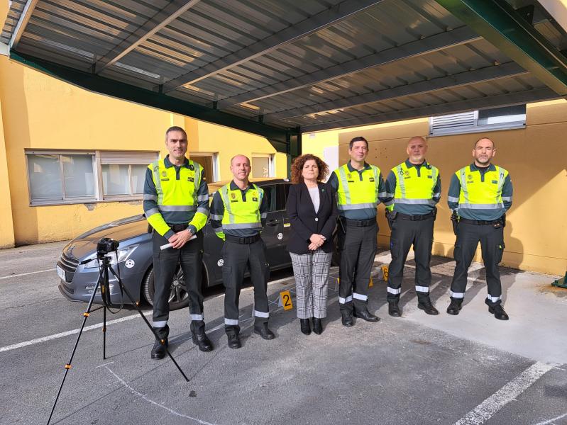 María Rivas meets the new Civil Guard traffic accident reconstruction team that already provides service on the roads of the province of A Coruña