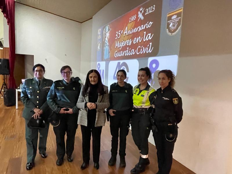 Isabel Rodríguez makes visible the work of the women of the Police and Civil Guard in a meeting with students of the IES Basanta Silva de Vilalba within the framework of the Master Plan