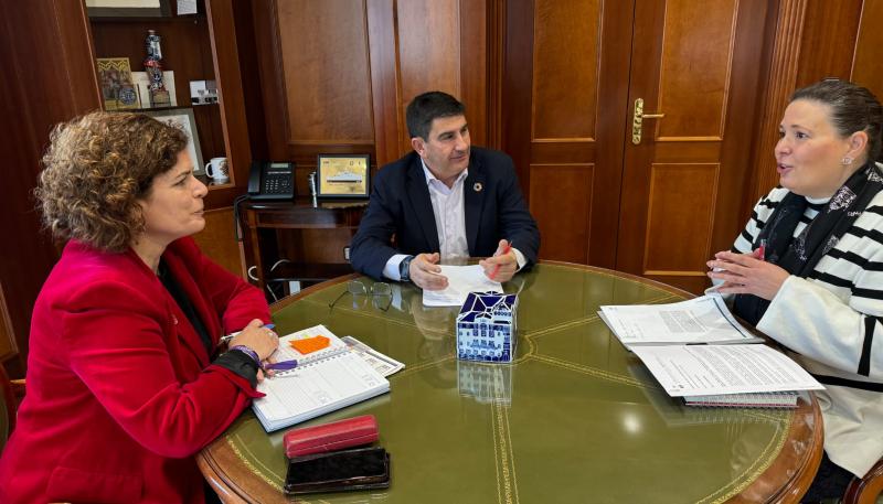 Pedro Blanco discusses with the mayor the progress in the Government projects in Bergondo, with more than € 6M to improve services and infrastructures