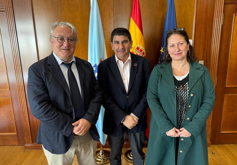 Pedro Blanco welcomes UDC professor Ricardo García Mira to learn about the results of the European project