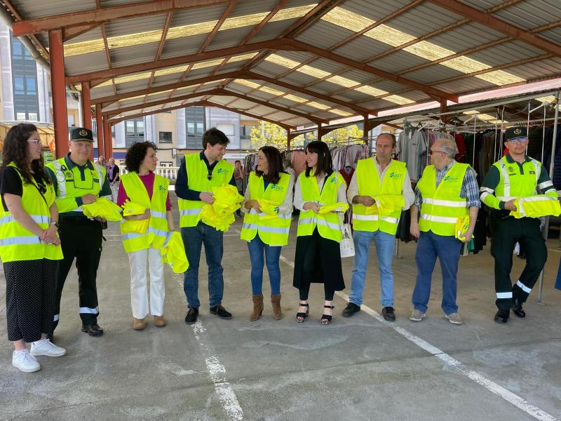 Isabel Rodríguez stresses the need to avoid abuses on roads and urban roads through a DGT campaign for the distribution of reflective vests in the city of Vilalba
