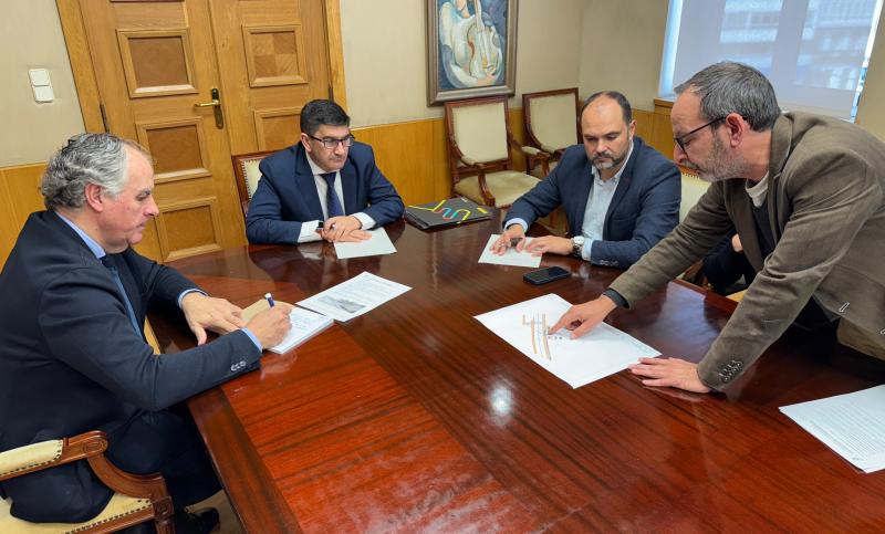 The government delegate discusses with the mayor of Pontedeume the project to improve security in the N-651 as it passes through Campolongo