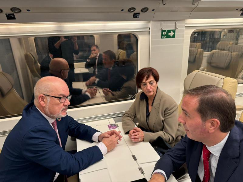 Eladio Santos makes the first train trip between Ourense and Monforte after two years of improvement works