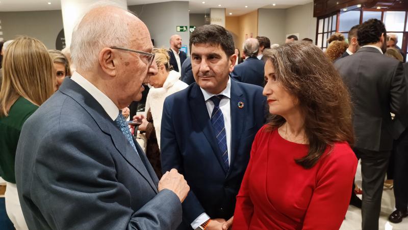 The government delegate congratulates Pedro Fernández after receiving the Gold Medal of the Círculo de Empreses de Galicia