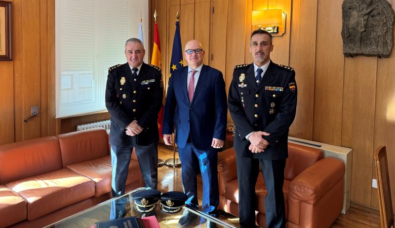 Eladio Santos receives the new head commissioner of the Operational Coordination Unit of Ourense