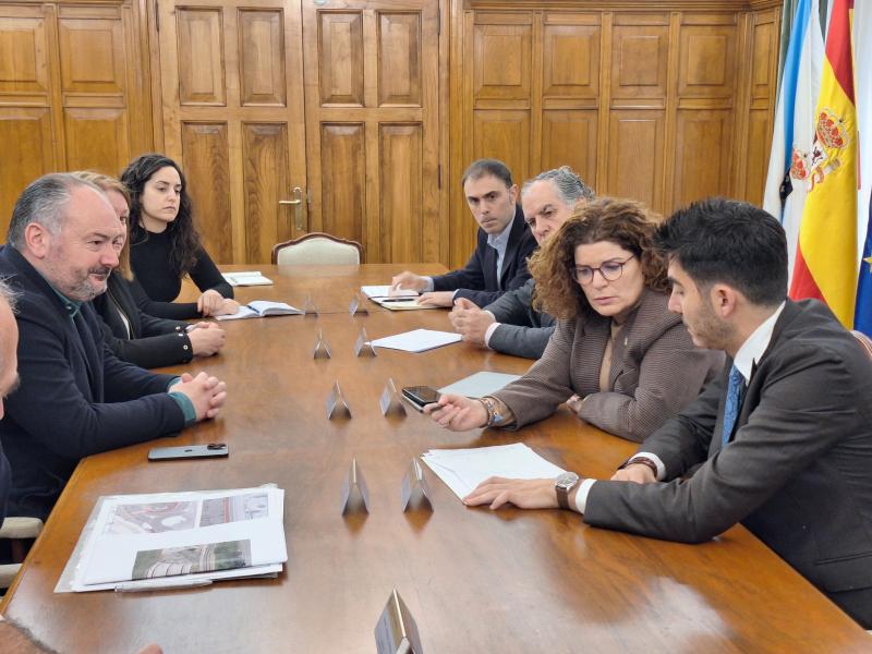 María Rivas analyzes with Aena and the Concello de Culleredo the possible commercial uses of the plot of the old provisional airport parking