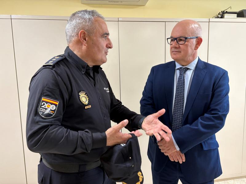 Eladio Santos visits the Provincial Police Station of the National Police of Ourense