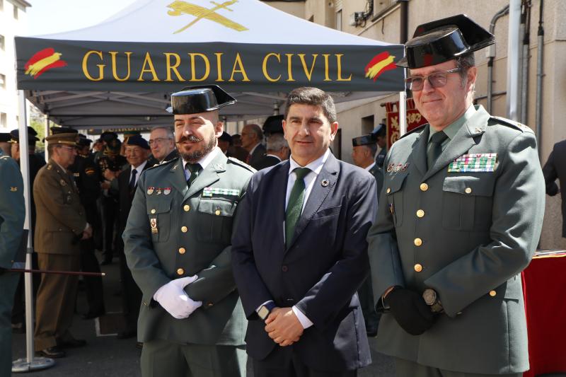 Pedro Blanco congratulates Lieutenant Colonel of the Civil Guard Rafael Berguillo, who is charged with the challenge of consolidating Ourense as one of the safest provinces in the country